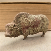 statelig-staaende-bison-okse-brun-gammelt-legetoej